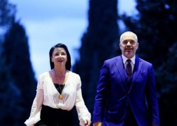 FOTO/ Do habiteni nga ngjashmëria, kjo është ‘binjakja’ e Linda Ramës