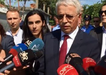 Ra në krye të detyrës/ Lleshaj dhe Veliu në familjen e policit: Do i ndërtojmë banesën! Reforma do zbardhë vrasjen