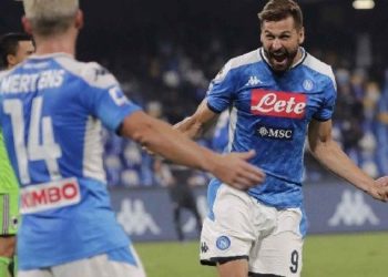 Napoli shkatërron Leccen; Roma fiton me vuajtje