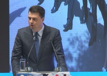 Basha me premtime elektorale: Pagën minimale do ta bëjmë 400 euro në muaj