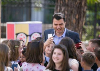 “Një e ardhme më e mirë po vjen”, Basha uron nxënësit në Facebook
