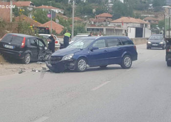 FOTO/ Përplasen “kokë më kokë” dy makina në Përrenjas, shkak parakalimi i gabuar