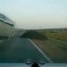 VIDEO tronditëse, makina “fluturon” disa metra në ajër dhe godet një mjet tjetër
