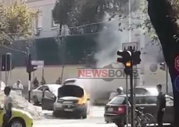 VIDEO/ Panik tek qytetarët, makina përfshihet nga flakët në ecje pranë Liceut në kryeqytet