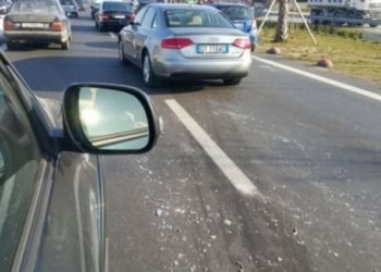 FOTO/ Aksident i frikshëm në Paskuqan, nga përplasja 3 persona bllokohen në makinë