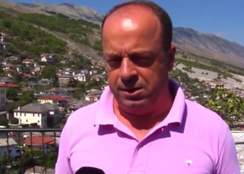 EMRI/ Si iu vunë prangat zyrtarit në Jalë. I dha energji elektrike të afërmes duke përdorur rrjetin e bashkisë!
