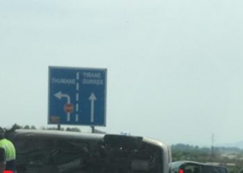 VIDEO/ Aksident në Thumanë, përplasje e fortë mes dy makinave, njëra batohet në mes të autostradës