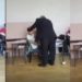 VIDEO/ Godiste me shpulla nxënësin në orë të mësimit, merren masa ndaj mësuesit