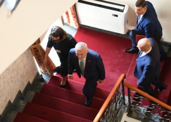 Meta rikthehet në ish-zyrën e tij në Kuvend për një kafe me Ruçin