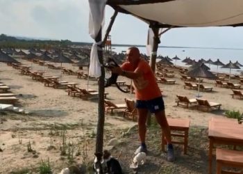 VIDEO/ “Hopa laçe”, Meta relaksohet mes maceve në plazh dhe vazhdon me mesazhet e koduara