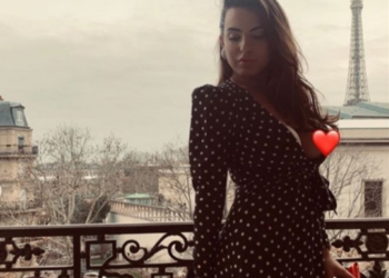 FOTO/ Arminës i del…. e tradhton dekolteja në mes të Parisit