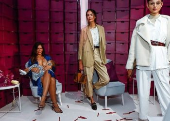 FOTO/ Mara Martin e bën përsëri, ndërpret sfilatën dhe ushqen foshnjën me gji