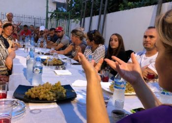 Kryemadhi darkë me mbështetësit e LSI në një nga banesat e qytetarëve: Mbështetje për biznesin e vogël