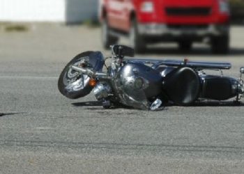 Burrel/ Aksidentohet me motor çifti i turistëve zvicerianë, një prej tyre me helikopter drejt Tiranës