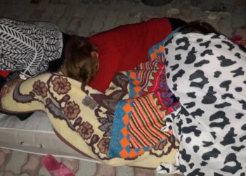 FOTOLAJM/ Pas tërmetit, banorët e Ndroqit shtrojnë dyshekët dhe flenë jashtë