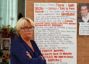 Nëna shqiptare futet në grevë urie te varri i djalit që vdiq në punë/ Dua të vërtetën, s’më lanë t’i thosha as lamtumirë