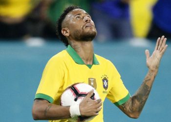 VIDEO/ Rikthehet Neymar, braziliani shtang stadiumin me ndalimin e topit