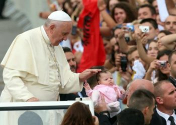 FOTOT/ “21 shtator”, disa momente interesante të vizitës së Papa Françeskut në Tiranë para 5 vitesh