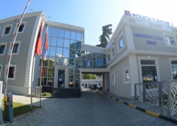 Emrat/ Ja cili e goditi me thikë punëtorin në Tiranë, pronari me të shkuar të errët