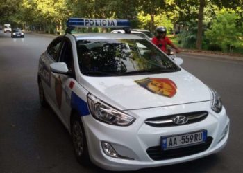 Pranga 8 personave për kultivim kanabisi, mes të arrestuarve dhe dy policë