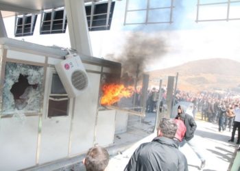 Dënohen me një vit në provë 8 kuksianët që dogjën kabinat te Rruga e Kombit