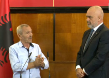 Qytetari i ankohet në sy Ramës: Përgjegjësi ulërinte si gomar, edhe në stallë të derrave ka më shumë rregull