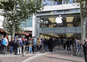 Radhë të gjata në të gjithë botën për iPhone 11 Pro dhe 11 Pro Max