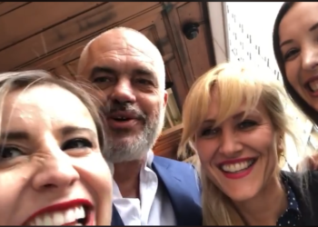 I rrethuar nga tre femra, Rama: Ja çfarë gjeta tek dera e hotelit në Nju Jork (video)