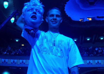 VIDEO/ Reperi britanik performon me “kokën e prerë” të Boris Johnson, BBC mbyll transmetimin