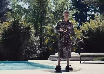 FOTO/ Me peshqir dhe papuçe leopard, CR7 më në fund me parfum të ri