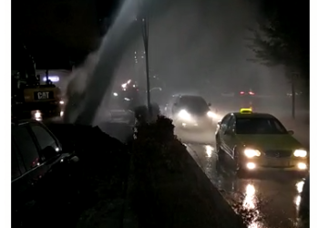 VIDEO/ Çahet tubacionin e ujit, përmbytet rruga tek Ekonomiku