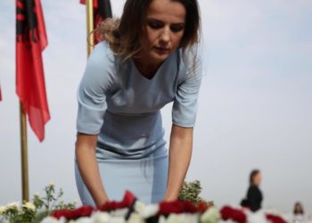 Mesazhi i Rudina Hajdarit mbi varrin e të atit: Të rinjtë dhe jo vetëm e kanë ende në dorë rrugën e drejtë