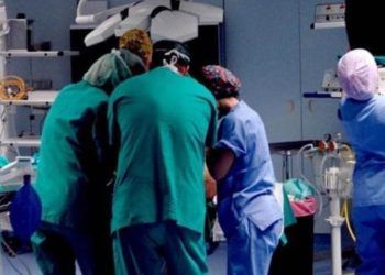 E dhimbshme/ Infermieres shqiptare i vdes vajza në duar në sallën e lindjes