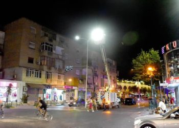 FOTO/ Vendosen semaforë LED në kryqëzimet kryesore përgjatë Unazës në kryeqytet