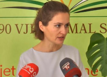 Dita e parë e shkollës/ Shahini: Reduktuam 300 klasa kolektive, libra falas përfituan 220 mijë nxënës