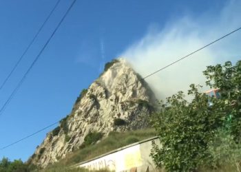 Tërmetet/ Banorët të frikësuar nga shkëputja e gurëve të Shkëmbi i Kavajës: Pallati 9-katësh i çarë i gjithi