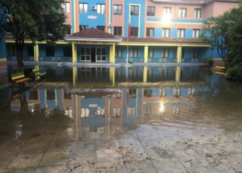 Përmbyten 3 shkolla në kryeqytet, ministrja arsimit: Ekipet në terren për normalizimin e situatës