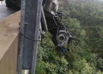 FOTOT/ Mrekullia e fatit, shpëton shoferi shqiptar i kamionit, pasi ra 40 metra në greminë