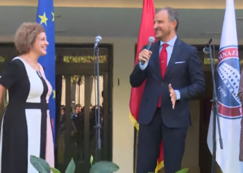 “Sot jam Petronins”/ Soreca mesazh shqip gjimnazistëve: Shumë shpejt çelen negociatat e BE me Shqipërinë