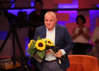 FOTO/ Gazetari Artan Hoxha surprizohet live në emision. Kush ishte vajza që i dhuroi lule