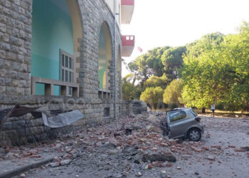 VIDEO/ Shembet muri anësor te ‘Gjeologjiku’ nga tërmeti, dy makina mbulohen nga gurët