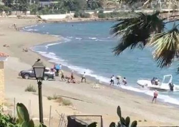 Thasët me hashash transportohen në plazhin e populluar, shokohen turistët