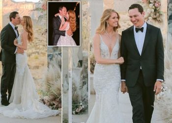 FOTO/ DJ Tiesto i jep fund beqarisë në moshën 50-vjeçare, martohet me modelen në mes të shkretëtirës