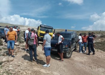 FOTO/ Policia bllokon rrugët dhe kamionët drejt Malit të Tomorrit