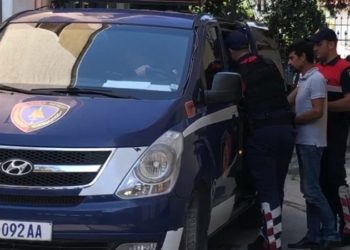 Gjykata e Fierit lë në burg dy vëllezërit, dhunuan hallën për pronën