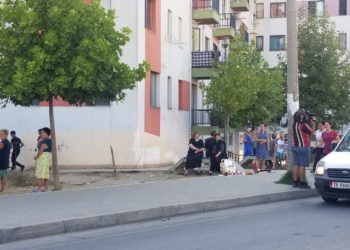 FOTO/ Dy lëkundje të forta në Tiranë dhe Durrës, njerëzit në panik