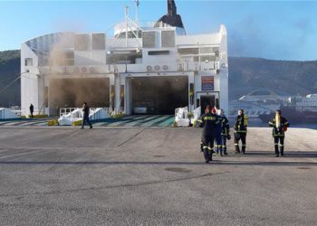 FOTO/ Përfshihet nga flakët anija greke, panik tek 538 pasagjerët që ishin në bord