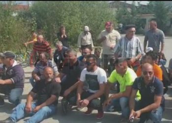 “20 vjet pa ujë”/ Banorët e dy fshatrave në Maliq bllokojnë rrugën: Të na jepet një zgjidhje