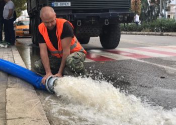 FOTO/ Ushtria zbret në terren për të ndihmuar banorët nga përmbytjet, Xhaçka: Po nxjerrin ujin nga banesat