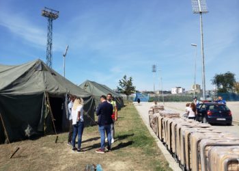 Fillon ngritja e çadrave në stadiumin “Niko Dovana” në Durrës